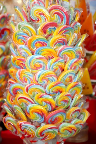 Colorido remolino hecho a mano piruleta en el mercado —  Fotos de Stock