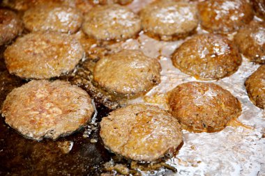 Demir plaka üzerinde pişmiş geyik burger köftesi