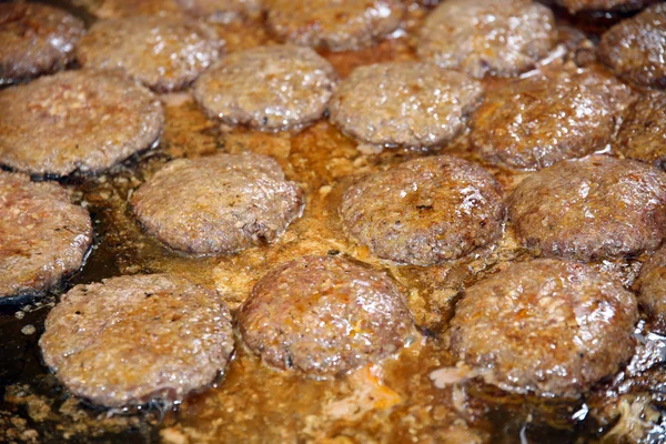 Roti burger rusa dipanggang di atas piring besi — Stok Foto