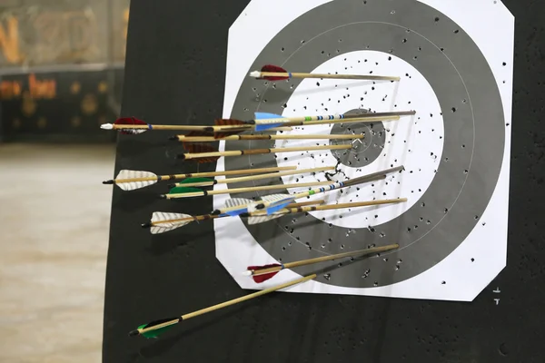 Black and white target with arrows — Stock Photo, Image