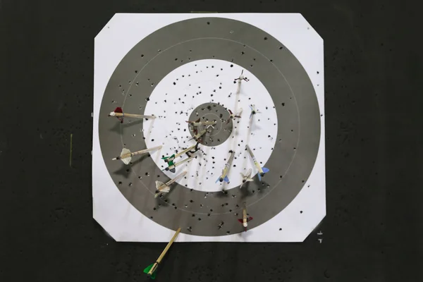 Schwarz-weiß farbiges Bogenschießen Ziel mit Pfeilen — Stockfoto