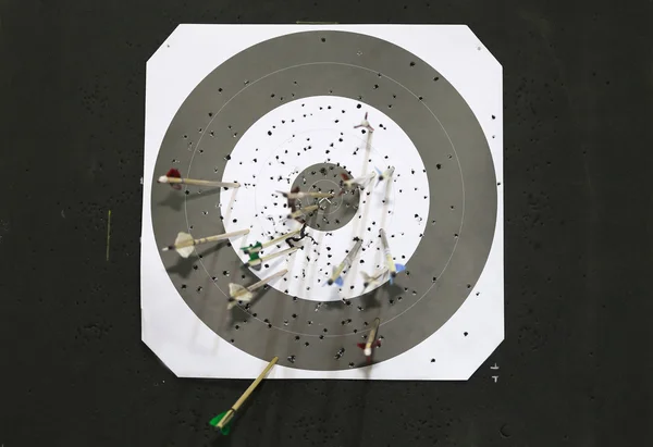 Frecce per lo sport del tiro con l'arco nel bersaglio — Foto Stock