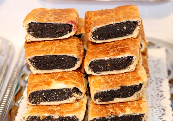 Strudel with poppy seeds on plate at rural retail market — Stock Photo, Image