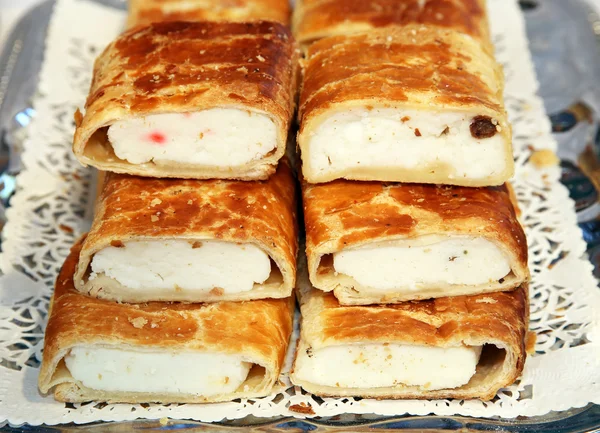 Hungarian specialty stuffed strudel with curd cheese and vanilla — Stock Photo, Image