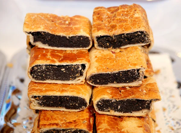 Hungarian specialty stuffed strudel with poppy seeds — Stock Photo, Image