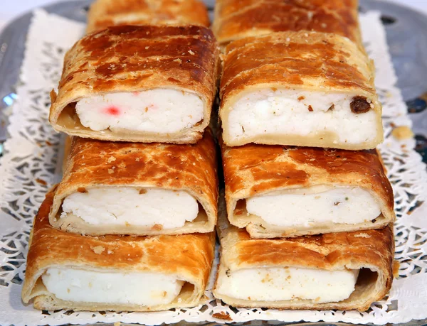 Hungarian specialty stuffed strudel with curd cheese and raisins — Stock Photo, Image