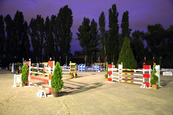 Show-jumping obstáculos à noite — Fotografia de Stock