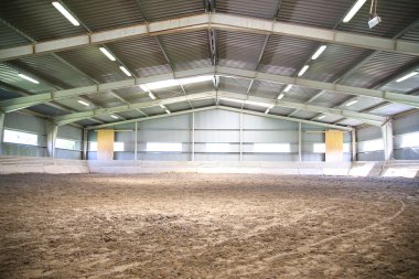 Bir kapalı binicilik arena arka ışığı görüntülemek 