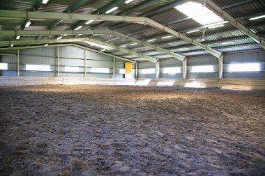 Bir kapalı binicilik arena arka ışığı görüntülemek 