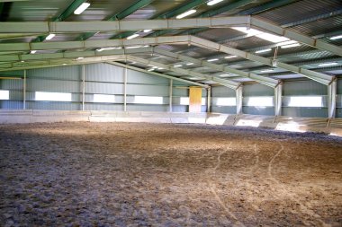 Bir kapalı binicilik arena arka ışığı görüntülemek 