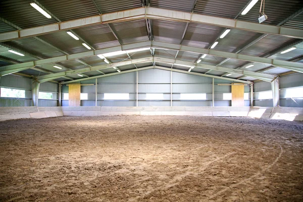 Bir binicilik arena insanlar kapalı göster