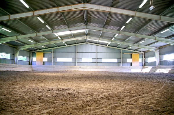 Salón de equitación con cubierta de arena sin personas — Foto de Stock