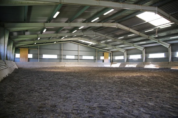 Salle d'équitation avec revêtement sablonneux sans personnes — Photo