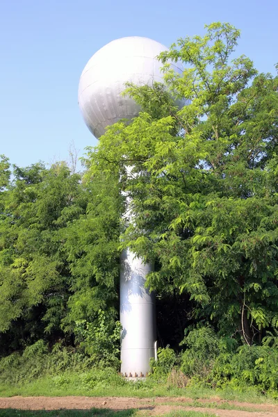 Gloednieuwe watertoren op dierlijk landbouwbedrijf landelijke scène — Stockfoto