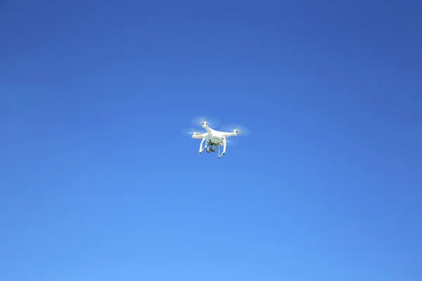 Witte drone vliegen met camera record Verwijzigingen tegen blauwe hemel — Stockfoto