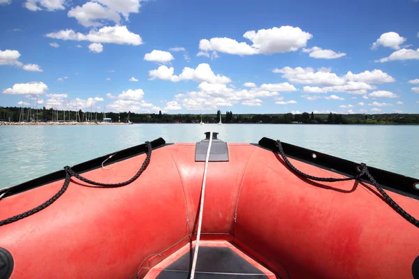 Barco a motor de goma de color rojo flotando a puerto refugio — Foto de Stock