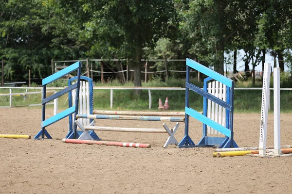 一个空旷的训练场地的图像 以学习马匹为背景的障碍 马术障碍的照片多彩的 马场空旷训练活动 — 图库照片
