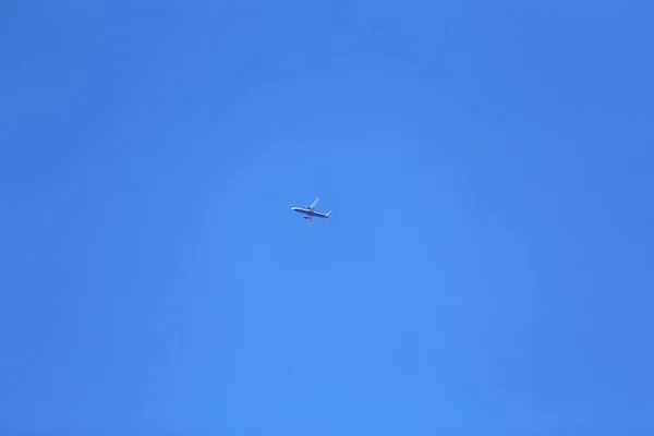Avião Voando Céu Azul Como Fundo — Fotografia de Stock