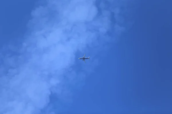 背景として青い空を飛ぶ飛行機 — ストック写真