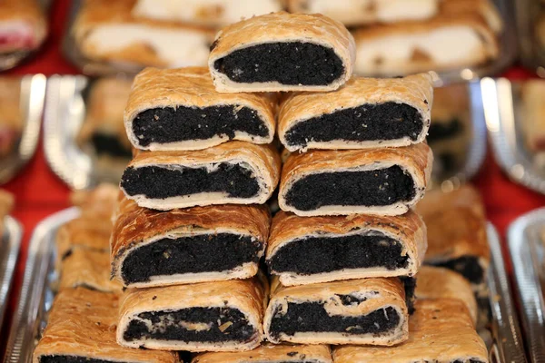 Hemgjorda Strudels Med Olika Smak Till Salu Julmarknaden Utomhus Färska — Stockfoto