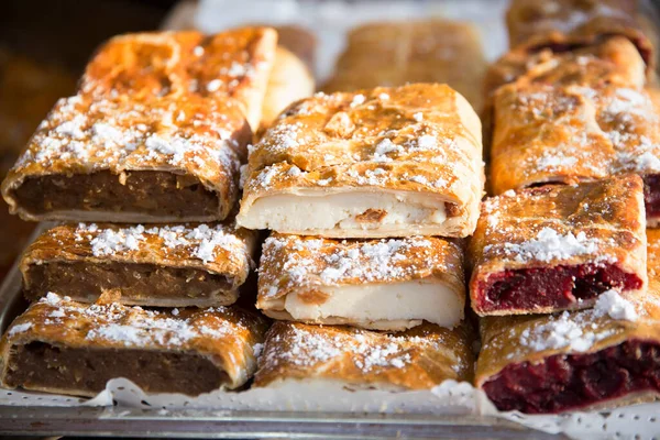 Strudels Caseiros Com Vários Sabores Para Venda Mercado Natal Livre — Fotografia de Stock