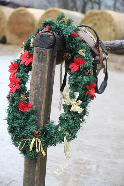 Prachtige Handgemaakte Kerstkrans Krans Decoratie Opknoping Houten Paard Dock Het — Stockfoto