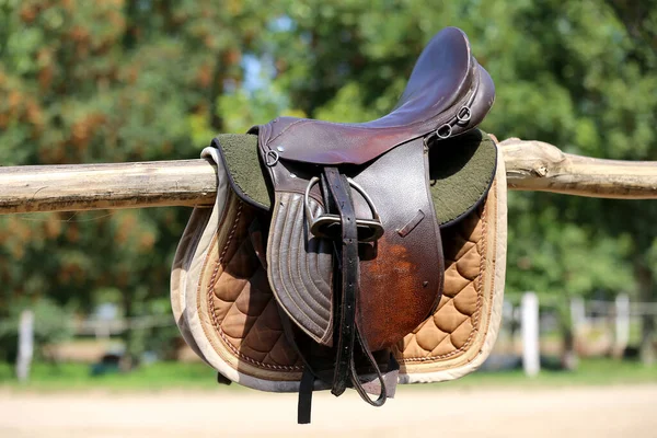 Staré Kožené Sedlo Třmeny Pro Show Jumping Závod Sedlo Hřbetě — Stock fotografie