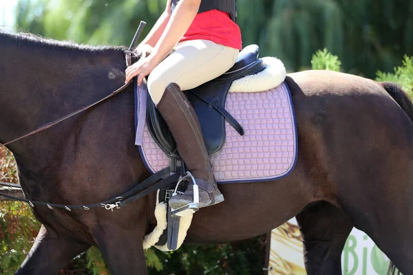 Velho Sela Couro Com Estribos Para Show Jumping Corrida Sela — Fotografia de Stock