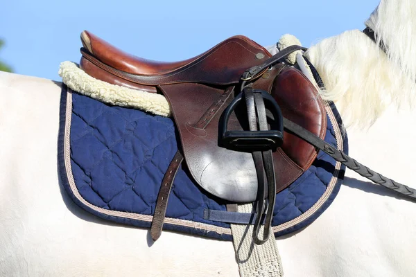 スポーツ馬の後ろにジャンプレースサドルを示すための攪拌と古い革のサドル 馬術競技のイベントの背景 — ストック写真