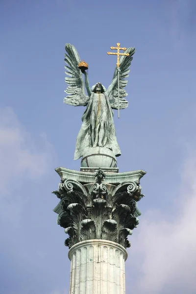 Estátua Arcanjo Topo Coluna Heroes Square Budapest Hungria — Fotografia de Stock