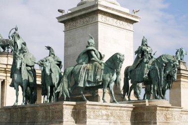 Budapeşte, Macaristan 11.02.2021: Budapeşte Macaristan Kahramanlar Meydanı 'ndaki Yedi Macar Başkomutanın Atlı heykelleri 