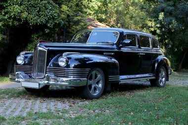 BUDAPEST, HUNGARY 9 Eylül. 2020, ZIS-110 eski Rus arabası Budapeşte Macaristan kamu alanında sokakta