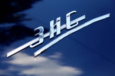 BUDAPEST, HUNGARY 9 Eylül. 2020, ZIS-110 eski Rus arabası Budapeşte Macaristan kamu alanında sokakta