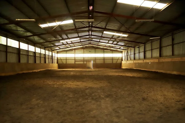 Foto Uma Sala Equitação Interior Vazia Para Cavalos Cavaleiros Escola — Fotografia de Stock