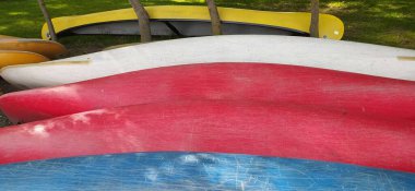 Plastik kanolar pedalsız yaz kampı konsepti.