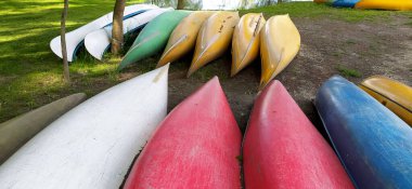 Sahilde kanolar yaz kampında çocukları bekliyor.