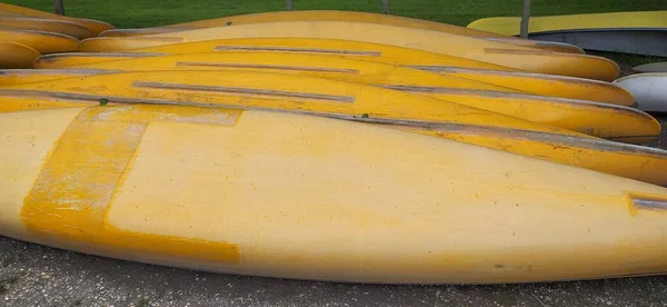 Canoas Plástico Fila Sin Paletas Como Concepto Campamento Verano —  Fotos de Stock