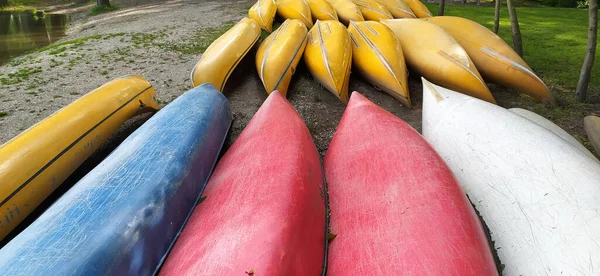 Canoas Plástico Fileira Sem Remos Como Conceito Acampamento Verão — Fotografia de Stock