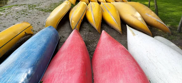 Canoas Plástico Fileira Sem Remos Como Conceito Acampamento Verão — Fotografia de Stock