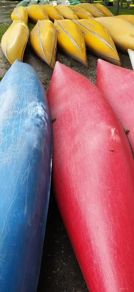 Canoe Plastica Fila Senza Pagaie Come Concetto Campo Estivo — Foto Stock