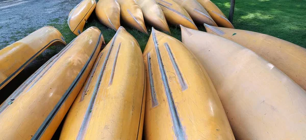 Canoe Plastica Fila Senza Pagaie Come Concetto Campo Estivo — Foto Stock