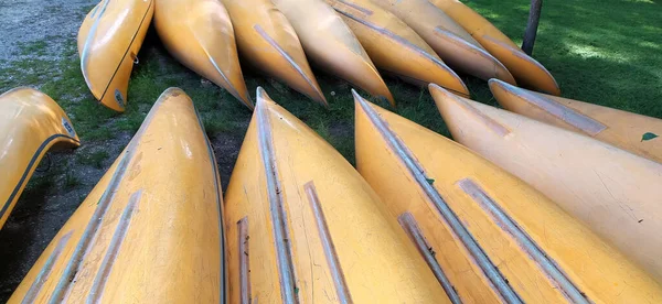 Kanoe Břehu Čekají Děti Letním Táboře — Stock fotografie