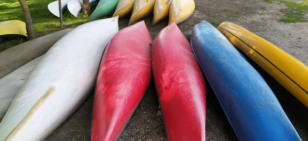 Canoe Sulla Riva Attesa Bambini Nel Campo Estivo — Foto Stock