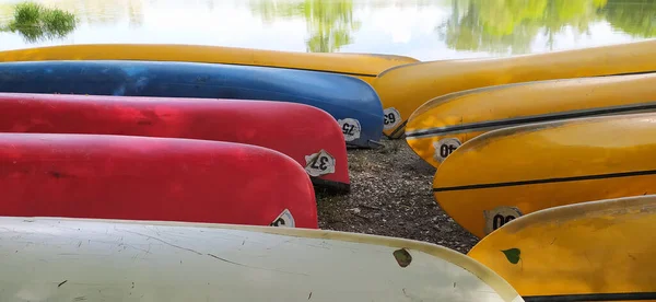 Kanoe Břehu Čekají Děti Letním Táboře — Stock fotografie