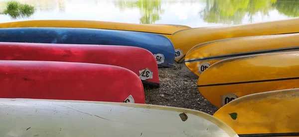 Canoe Sulla Riva Attesa Bambini Nel Campo Estivo — Foto Stock