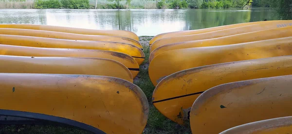 Canoas Orilla Esperando Los Niños Campamento Verano — Foto de Stock