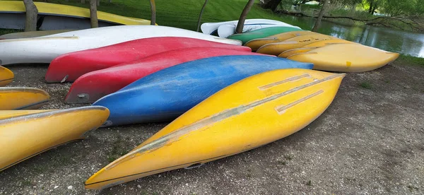 Canoas Plástico Fileira Sem Remos Como Conceito Acampamento Verão — Fotografia de Stock