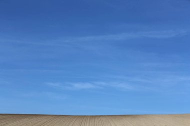 Yakın zamanda ekin için sürülen, yamaçtaki tarım arazisi. 