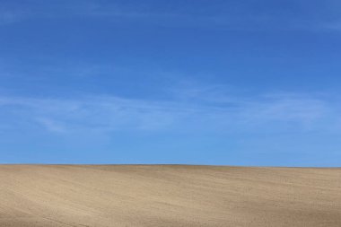 Yakın zamanda ekin için sürülen, yamaçtaki tarım arazisi. 