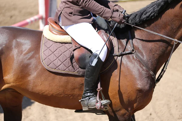 Concurrent Inconnu Chevauchant Sur Cheval Saut Obstacles Heure Été Événement — Photo